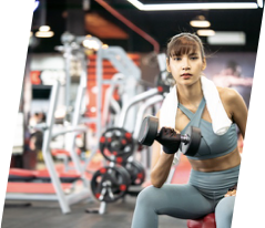 Sală de fitness modernă, echipamente și interior amenajat profesional.
