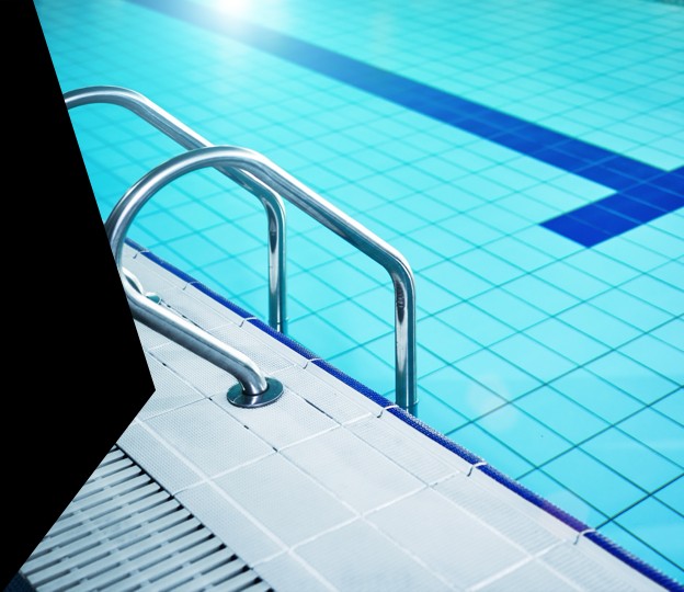 Detaliu piscină: scări din inox, apă turcoaz limpede și gresie albastră.